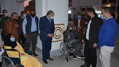 كراسي متحركة وإعانة مالية لشقيقين من ذوي الهمم من محافظ المنيا