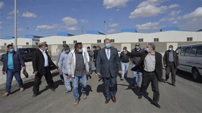 محافظ أسيوط يتفقد أعمال توصيل المرافق بمجمع الصناعات الصغيرة والمتوسطة