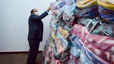 توزيع 1200 بطانية على عمال جامعة بنى سويف  