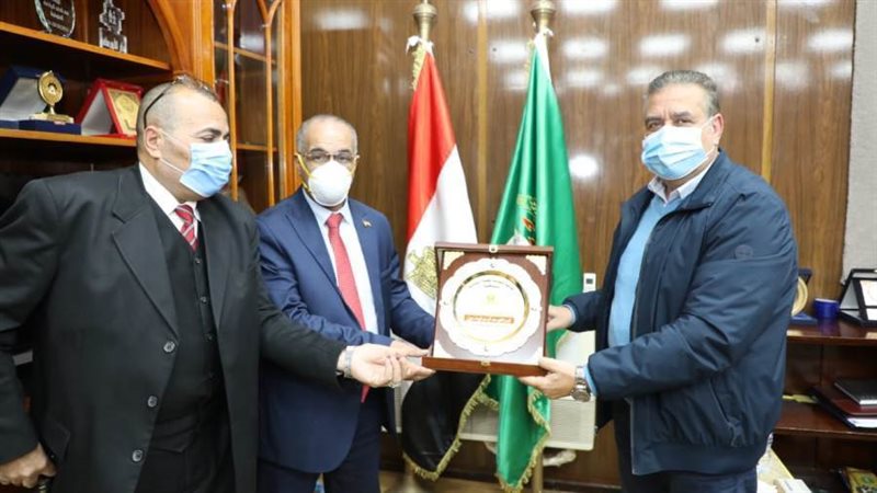 إهداء درع العلوم