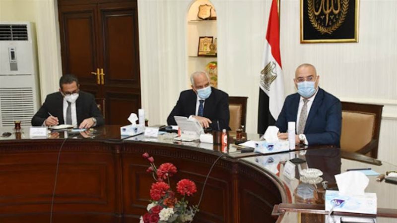 وزير الإسكان ومحافظ