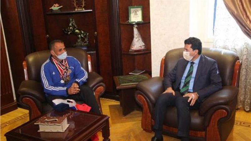 وزير الشباب والرياضة