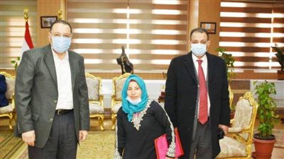 محافظ الشرقية يمنح فتاة من ذوي الهمم تروسيكلًا ومساعدة مالية