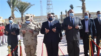محافظ البحر الأحمر يضع إكليلًا من الزهور على النصب التذكاري بمقابر الشهداء 
