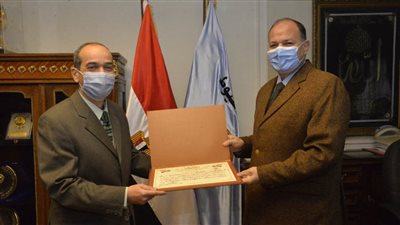 محافظ أسيوط يكرم سكرتير عام المحافظة