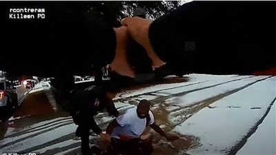 بالفيديو..  لحظة مقتل رجل أسود على يد ضابط شرطة أمريكي