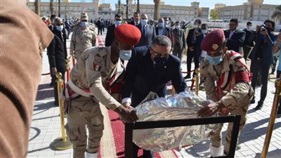 محافظ البحرالأحمر يضع إكليلًا من الزهور على النصب التذكاري لشهداء المحافظة بالغردقة