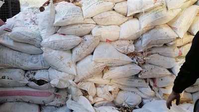 ضبط 10 أطنان هوالك ومخلفات بسكويت مجهول المصدر بالإسكندرية