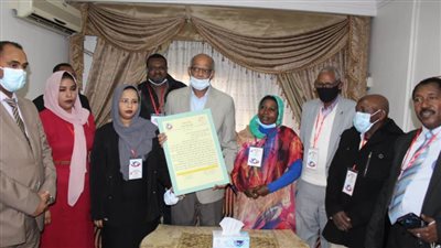 السفير السوداني في مصر يتسلم وثيقة دعم الجالية السوادنية للقوات المسلحة لبلاده