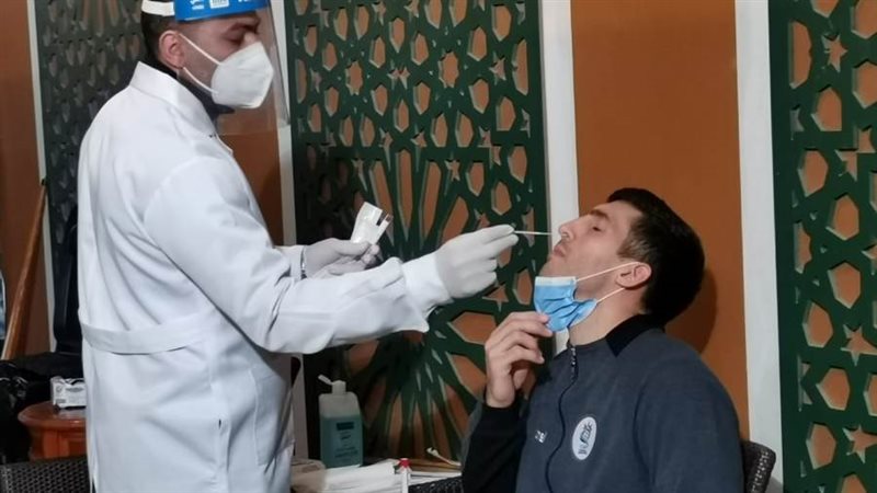 إجراء مسحة كورونا