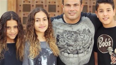 توأم عمرو دیاب یشاركانه الغناء على المسرح