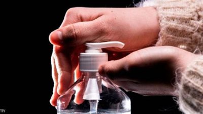 خبراء يحذرون من خطر معقمات اليدين الكحولية على عيون الأطفال