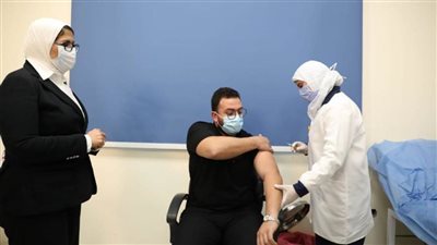 وزيرة الصحة تشهد تلقي أولى جرعات لقاح فيروس كورونا للأطقم الطبية بالإسماعيلية