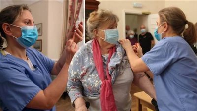 بعد تطعيمهم بالجرعة الأولى.. وفاة عشرات البريطانيين من كبار السن 
