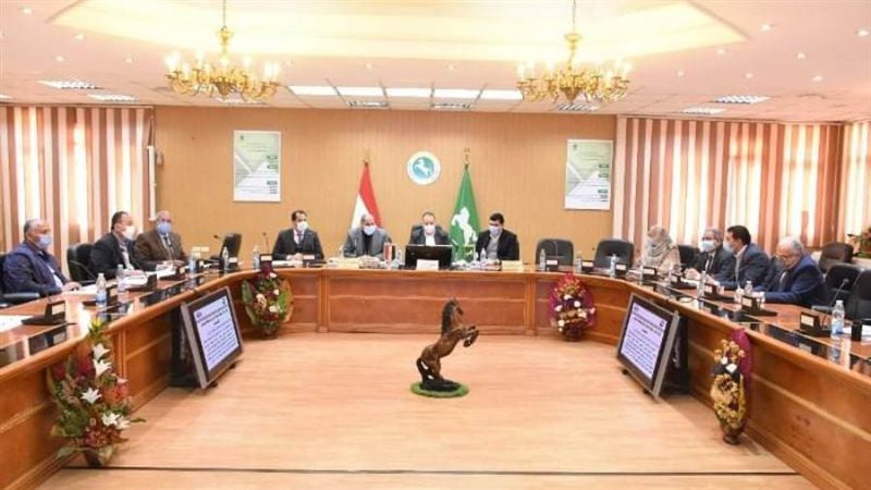 محافظ الشرقية خلال