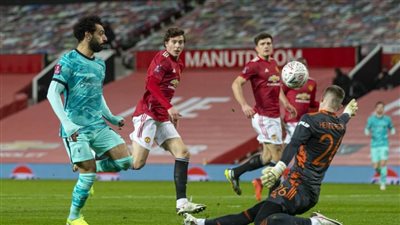 «صلاح» يُسجل هدف عالمي في مرمى مانشستر يونايتد