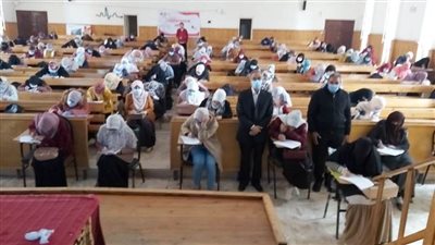 هدوءٌ تامٌّ يسود لجان استكمال امتحان الفرقة السادسة بكلية طب بنات الأزهر
