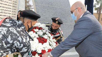محافظ بني سويف يضع أكاليل الزهور على النصب التذكاري للشهداء