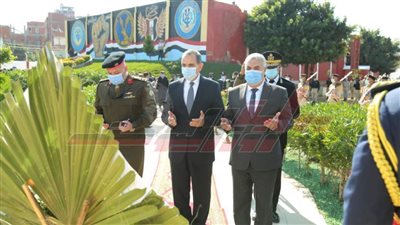 محافظ كفر الشيخ ومدير الأمن يضعان إكليل زهور على نصب شهداء الشرطة