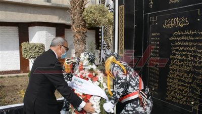 محافظ القليوبية ومدير الأمن يضعان إكليلا من الزهور على قبر الجندي المجهول