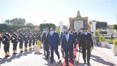 محافظ البحر الأحمر يضع إكليل الزهور على النصب التذكاري لشهداء الشرطة 