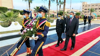 محافظ البحيرة ومدير الأمن يضعان إكليل الزهور على نصب شهداء الشرطة