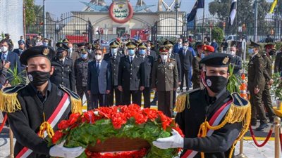 محافظ الإسكندرية يضع إكليل الزهور على النصب التذكاري لشهداء الشرطة 