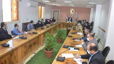 تطوير تسويق الخدمات على مائدة رئيس جامعة سوهاج