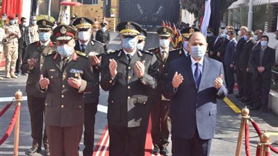 محافظ أسيوط يشارك قائد المنطقة الجنوبية ومديرالأمن في وضع إكليل من الزهور بالنصب التذكاري