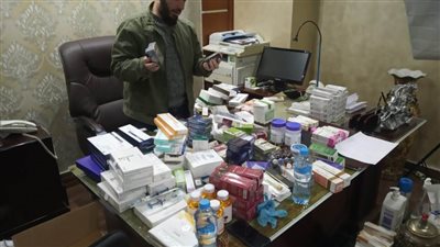 ضبط مخزن أدوية غير مرخص بالمنصورة والتحفظ على 2000 كبسولة