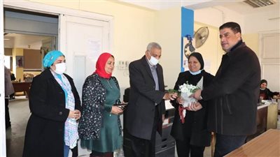 تعليم القاهرة تكرم والدة شهيد شرطة