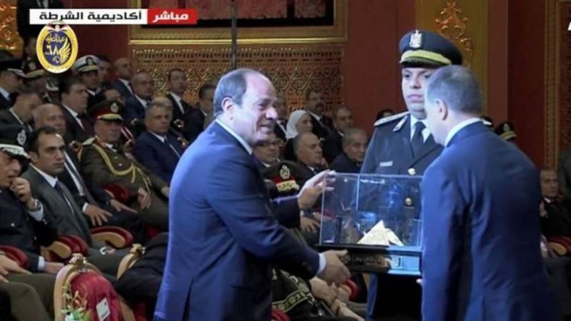 وزير الداخلية يقدم