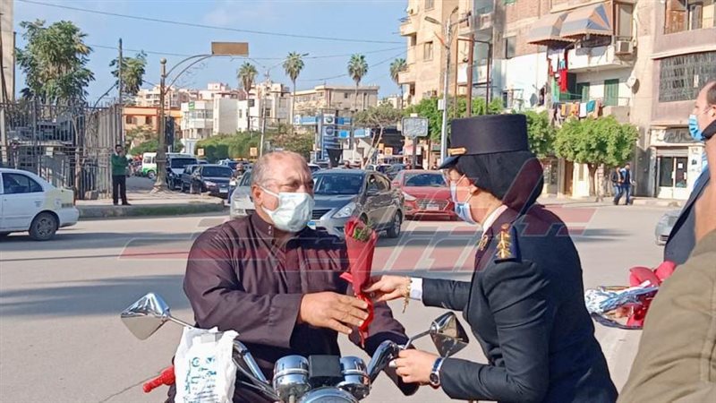 توزيع الورود والحلوي