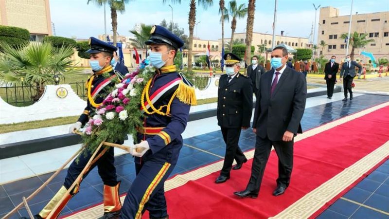 وضع اكليل من الزهور