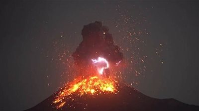 بركان في إندونيسيا يثور ويطلق الرماد حتى مسافة 3 كم