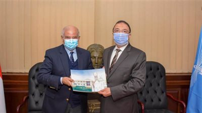 محافظ الإسكندرية يتسلم هدية تذكارية من البابا تواضروس 