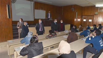 رئيس جامعة سوهاج يتفقد امتحانات نهاية العام لطلاب الفرقة السادسة بالطب البشري 