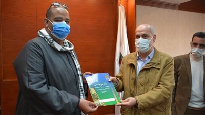 السكرتير العام لسوهاج يسلم 40 عقد تقنين أراضي أملاك دولة للمواطنين 