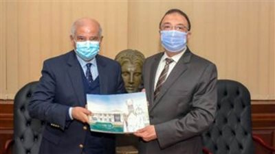 محافظ الإسكندرية يتسلم هدية تذكارية من البابا تواضروس الثاني
