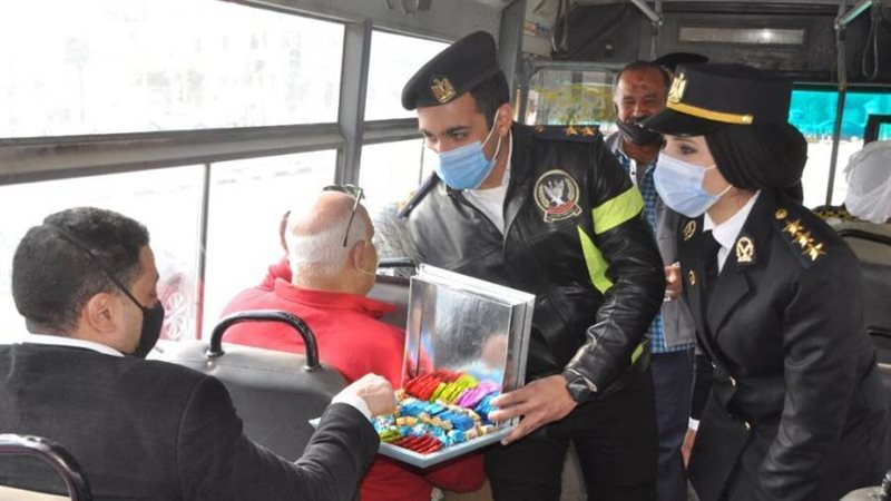 الشرطة توزع الحلوي