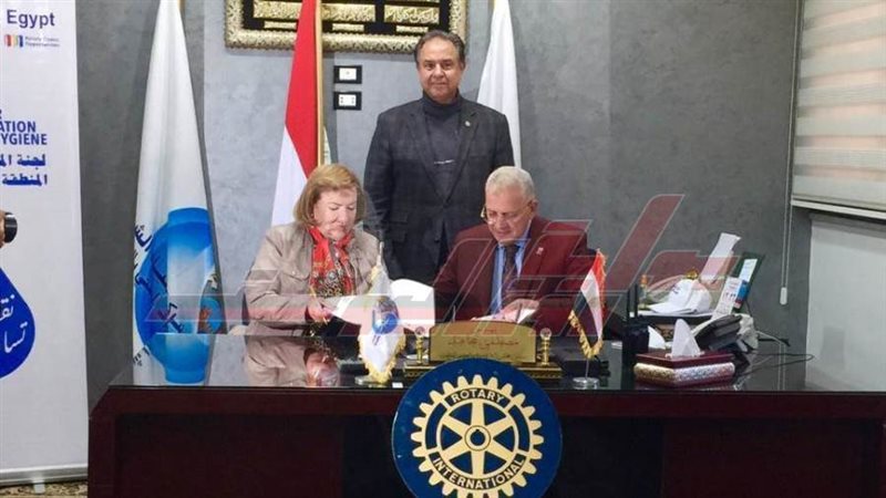 جانب من توقيع البروتوكول