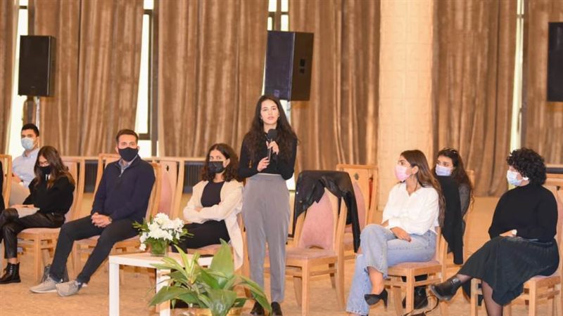 السفيرة نبيلة مكرم