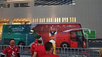 بالفيديو..حافلة الأهلي تتحرك نحو فندق إقامة الفريق