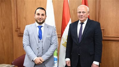 محافظ بورسعيد يلتقي بالعاملين في مركز الخدمات الاستيرادية