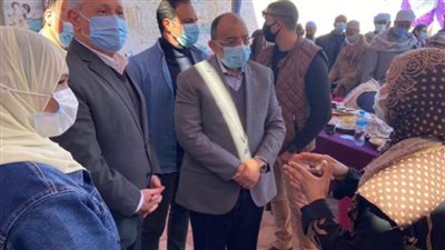 خلال زيارته للأقصر.. وزير التنمية المحلية يوجه بدعم سيدات المحافظة