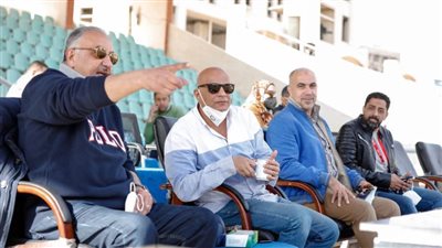 رئيس نادي البنك الأهلي يجتمع مع اللاعبين والجهاز الفني 