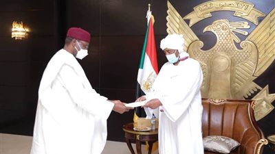 رئيس مجلس السيادة السوداني يتسلم رسالة خطية من الرئيس النيجيري