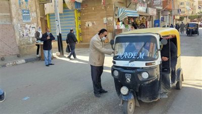 مصادرة التكاتك غير المرخصة و تحرير مخالفات لعدم ارتداء الكمامة بالبحيرة