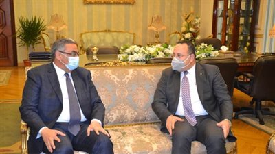 رئيس جامعة الإسكندرية يقدم التهنئة لمدير أمن الإسكندرية بمناسبة عيد الشرطة الـ69