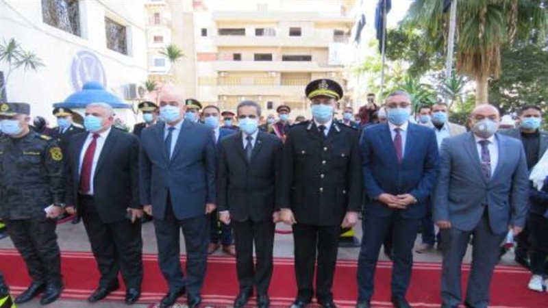 وضع إكليل زهور علي